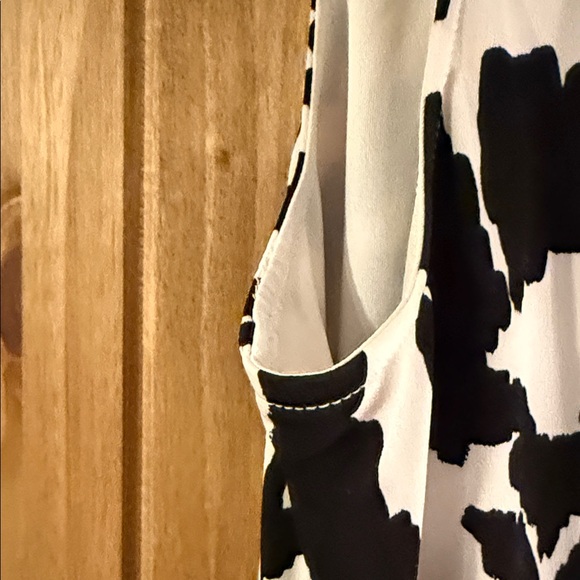 White House Black Market Black and White Sleeveless Blouse - Picture 5 of 6